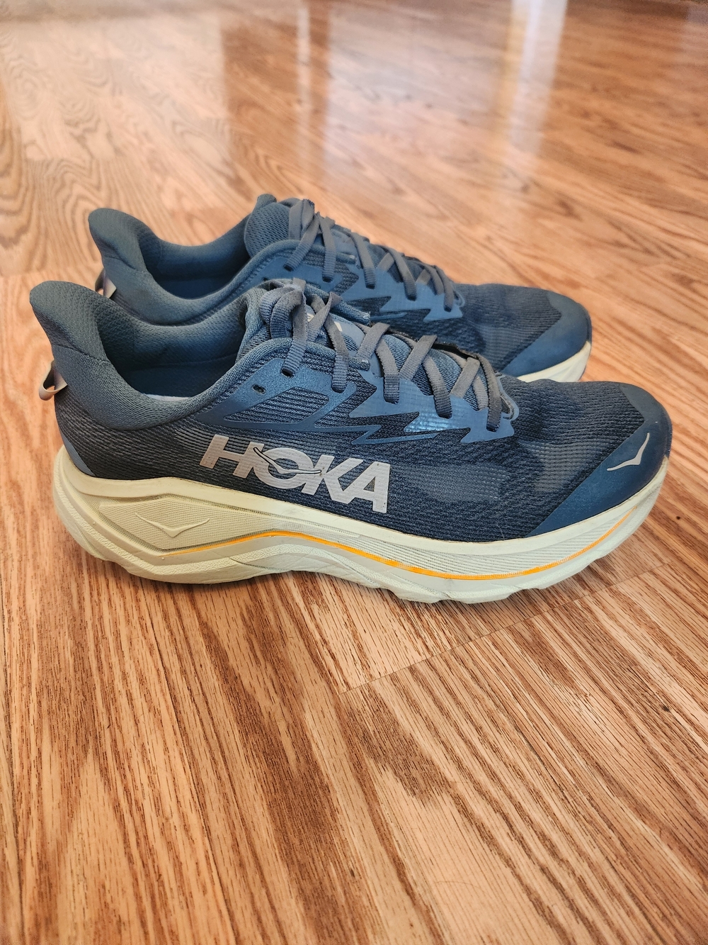 HOKA WIDE Challenger 8 Trail Running Shoes